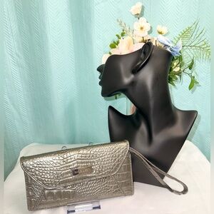 GUC - Nine West Envelope Style Multiway Wristlet